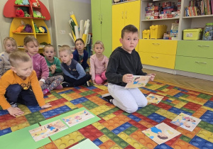 dzieci układają historyjkę obrazkową do wysłuchanej bajki