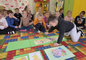 dzieci układają historyjkę obrazkową do wysłuchanej bajki