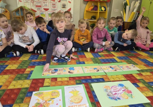 dzieci układają historyjkę obrazkową do wysłuchanej bajki