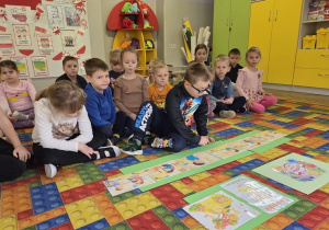 dzieci układają historyjkę obrazkową do wysłuchanej bajki