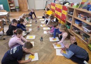 dzieci rysują mazakami bohaterkę bajki