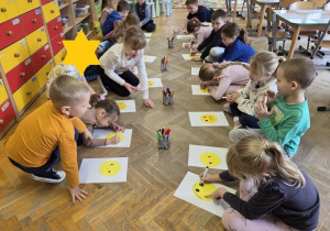 dzieci rysują mazakami bohaterkę bajki