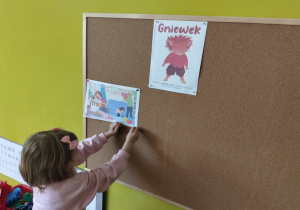 dziewczynka wiesza ilustrację