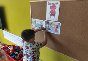 chłopiec wiesza kolejną ilustrację