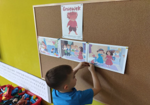 chłopiec wiesza ilustrację