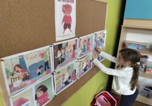 dziewczynka wiesza ilustrację do opowiadania