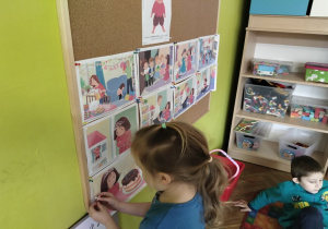 dziewczynka wiesza ilustrację do opowiadania