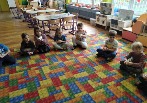 technika relaksacji - zgniatamy papier w kulkę