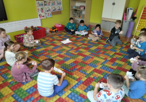 technika relaksacji - zgniatamy papier w kulkę