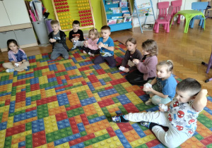 technika relaksacji - zgniatamy papier w kulkę