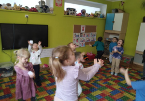 zabawa ruchowa ,,Podrzuć i złap''