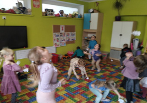 zabawa ruchowa ,,Podrzuć i złap''