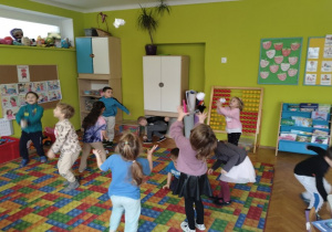 zabawa ruchowa ,,Podrzuć i złap''