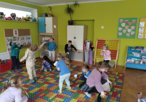 zabawa ruchowa ,,Podrzuć i złap''