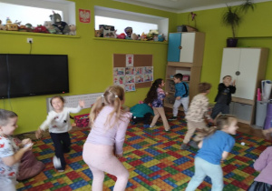 zabawa ruchowa ,,Podrzuć i złap''