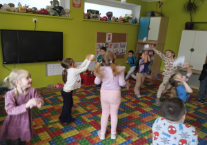 zabawa ruchowa ,,Podrzuć i złap''