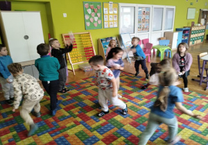 zabawa ruchowa ,,Podrzuć i złap''