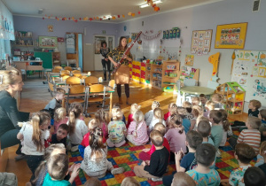 Dzieci słuchają brzmienia instrumentu