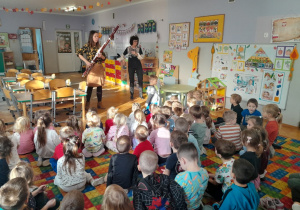 Dzieci słuchają brzmienia instrumentu