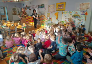Dzieci słuchają brzmienia instrumentu