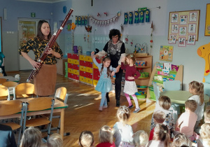 Dzieci słuchają brzmienia instrumentu