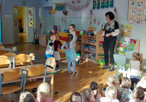 Dzieci słuchają brzmienia instrumentu