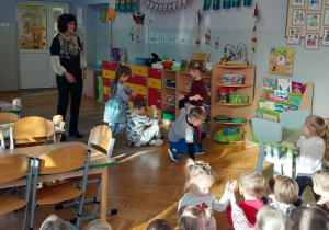 Dzieci słuchają brzmienia instrumentu