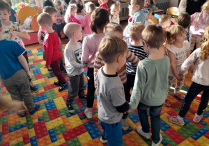 Dzieci słuchają brzmienia instrumentu