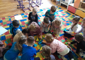 Dzieci wybierają trójkąty