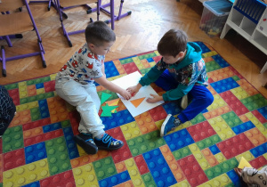 Dzieci układają parasolki z trójkątów