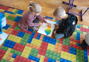 Dzieci układają parasolki z trójkątów