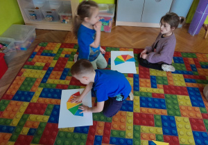 Dzieci układają parasolki z trójkątów