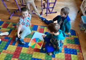 Dzieci układają parasolki z trójkątów