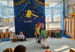 Dzieci inscenizują wiersz "Rzepka"