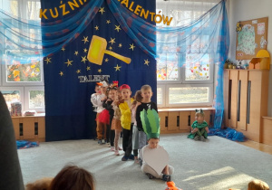 Dzieci inscenizują wiersz "Rzepka"