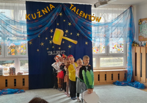 Dzieci inscenizują wiersz "Rzepka"