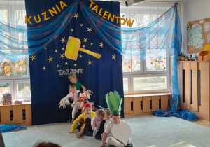 Dzieci inscenizują wiersz "Rzepka"