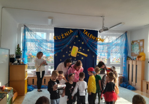 Dzieci otrzymują dyplom i nagrodę za udział w konkursie