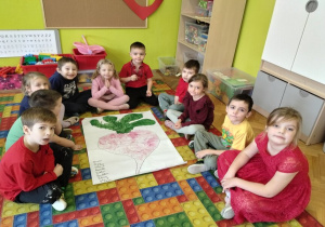 zespół ze swoim plakatem