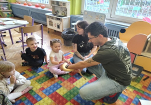 dziewczynka dotyka węża