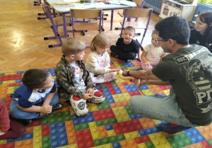 dziewczynka dotyka węża