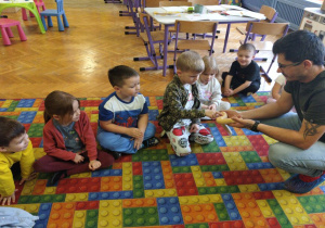 chłopiec dotyka węża