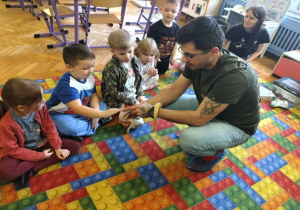 chłopiec dotyka pytona