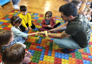 dziewczynka głaszcze pytona