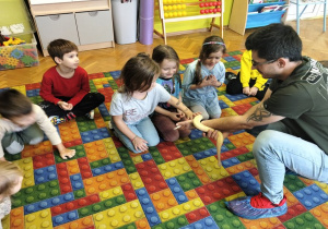 dziewczynka głaszcze pytona