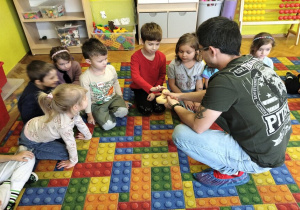 chłopiec głaszcze pytona