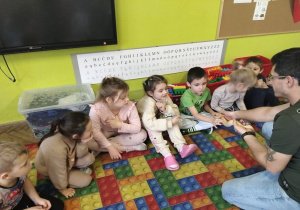 chłopiec głaszcze pytona