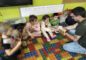 dziewczynka głaszcze pytona