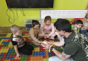 dziewczynka głaszcze pytona