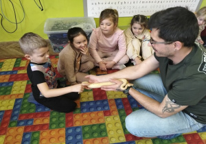 chłopiec głaszcze pytona